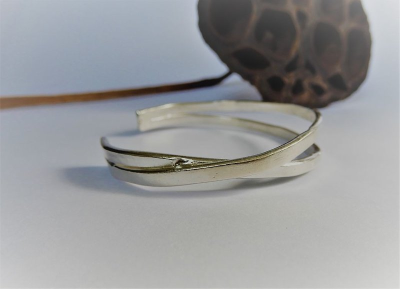 Ribbon Silver bracelet - สร้อยข้อมือ - โลหะ สีเงิน