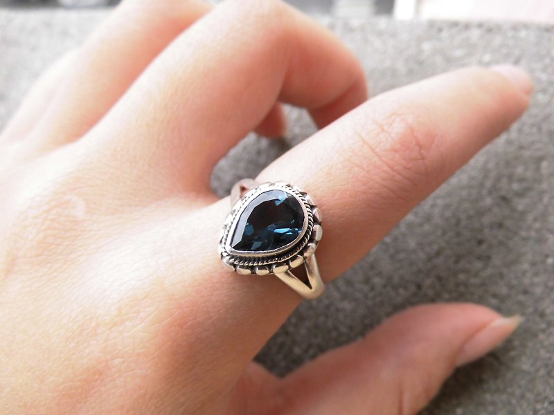 倫敦藍托帕石blue topaz925純銀簡約水滴戒指 尼泊爾手工鑲嵌製作 情人節禮物 生日禮物 - 戒指 - 寶石 藍色