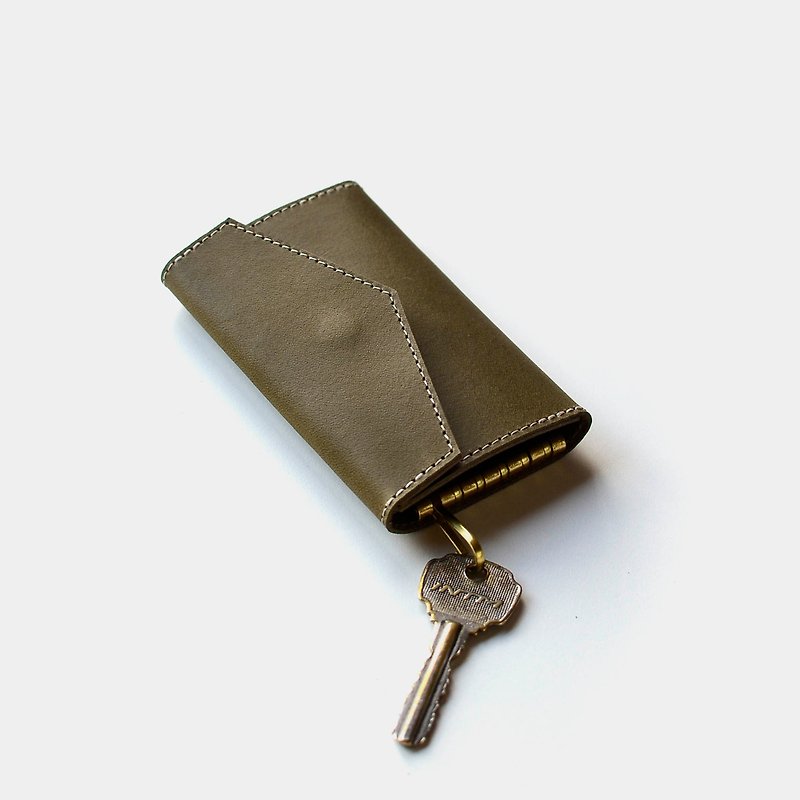 [Vine in the Envelope] Cowhide Key Case Card Holder Olive Green Leather Lettering Gift - ที่ห้อยกุญแจ - หนังแท้ สีเขียว