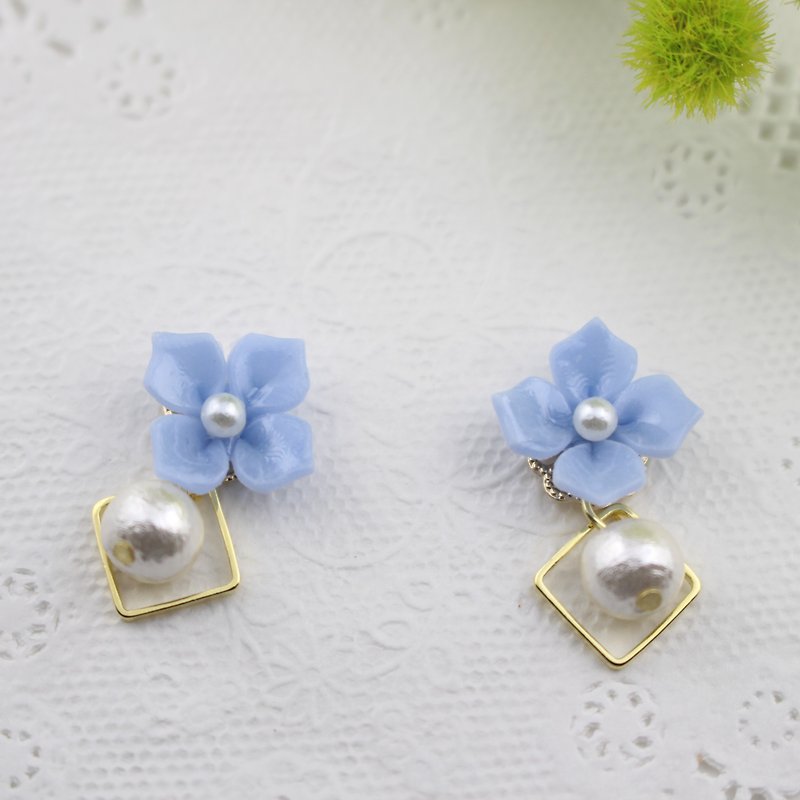 Square and pearl blue hydrangea earrings, Clip-On - ต่างหู - ดินเหนียว สีน้ำเงิน