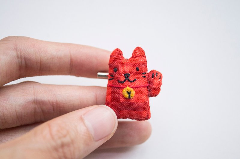 招財貓胸針 fortune cat mini brooch pin - เข็มกลัด - ผ้าฝ้าย/ผ้าลินิน สีแดง