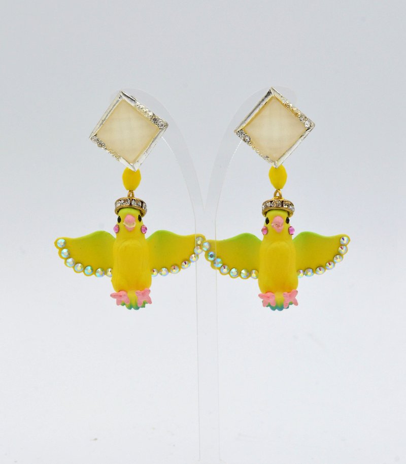 TIMBEE LO yellow bird embellished crystal earrings - ต่างหู - วัสดุอื่นๆ สีเหลือง
