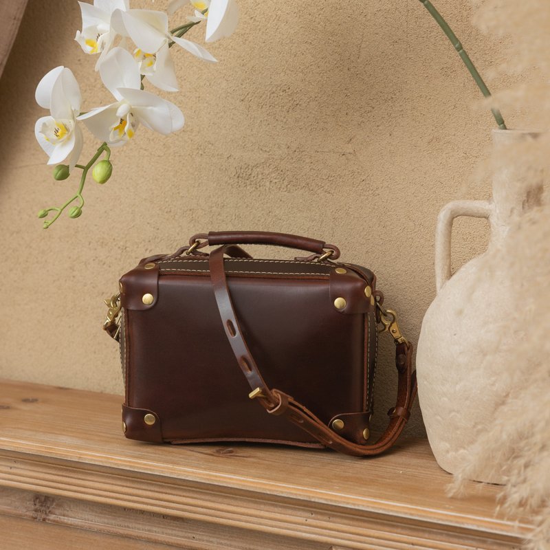 [Travel Luggage Bag] Vegetable Tanned Leather Saddle Bag Cambridge Bag - Dark Coffee - กระเป๋าแมสเซนเจอร์ - หนังแท้ สีนำ้ตาล