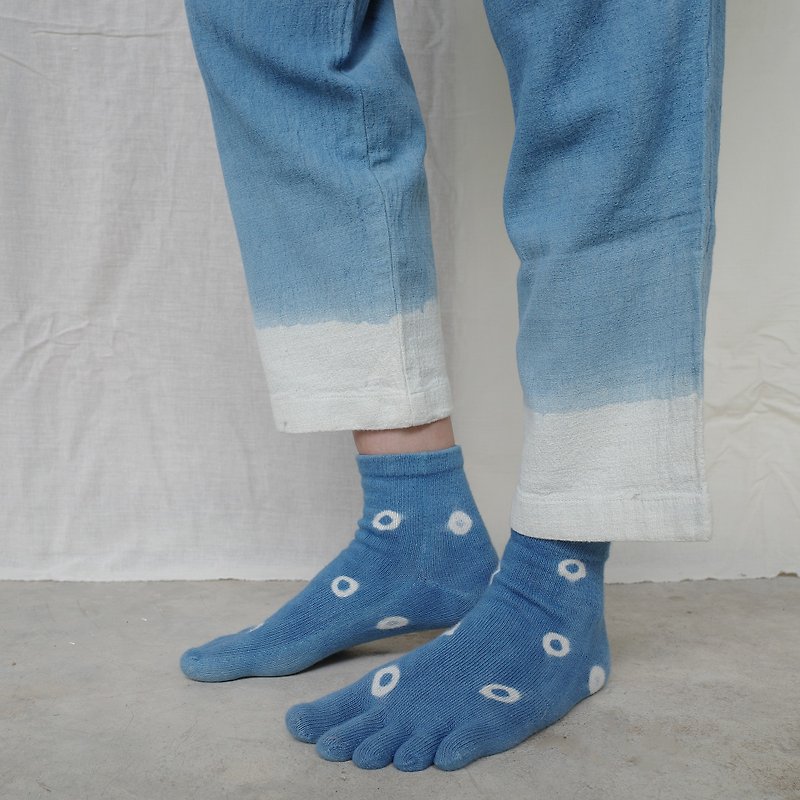 indigo socks / dots - ถุงเท้า - ผ้าฝ้าย/ผ้าลินิน สีน้ำเงิน