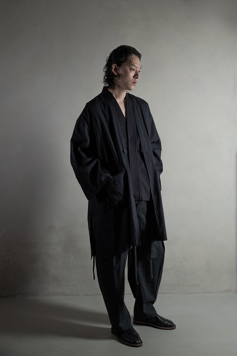 Karma / Duster coat in black 雙口袋長版外套 - 男夾克/外套 - 棉．麻 黑色