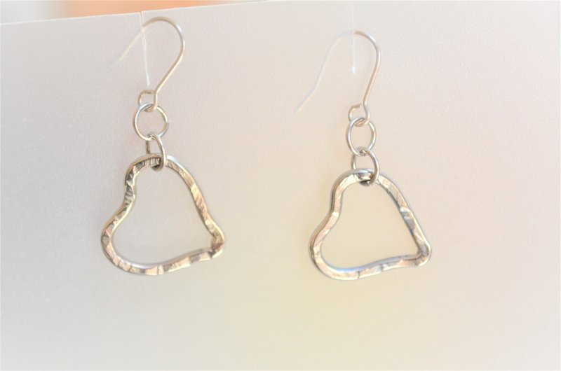 Titanium　pierced earrings・銀のハートのチタン製ピアス - 耳環/耳夾/耳骨夾 - 其他金屬 銀色