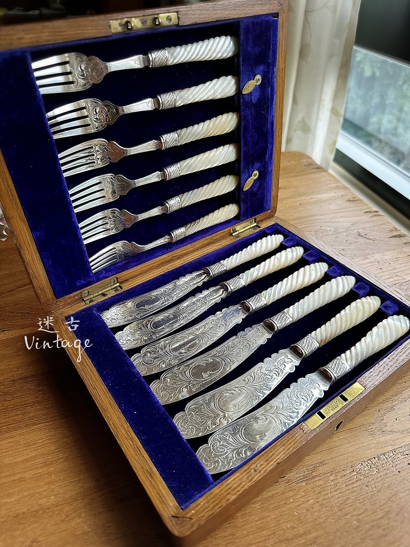 古董維多利亞時期鐫刻鍍銀刀叉珍珠母貝柄 12件橡木盒裝套組 - 餐具/刀叉湯匙 - 銀 銀色