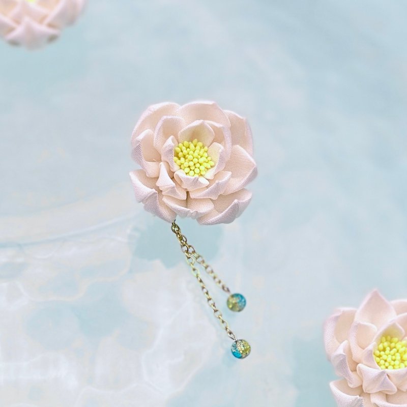 Water lily brooch, silk, water lily, tsumami zaiku, Japanese accessories, wedding, fireworks, party, neat, summer festival, formal, summer - เข็มกลัด - ผ้าไหม ขาว