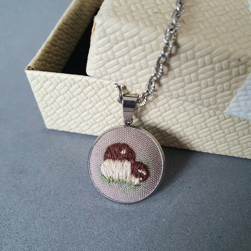 Hand embroidered mushroom on pendant, hand embroidery jewelry necklace - 項鍊 - 繡線 咖啡色