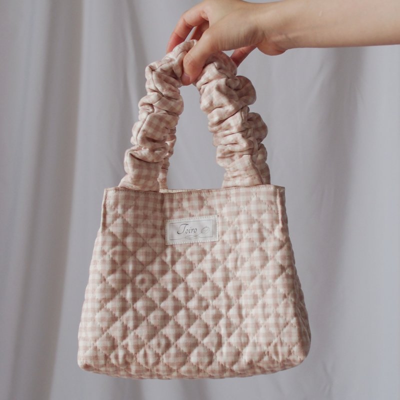 [One of a kind] Mini handbag with frilled handles. Three-dimensional design. Cute and mature. Dull pink. Gingham check. Quilting. Very practical. Handmade handbag. - กระเป๋าเครื่องสำอาง - ผ้าฝ้าย/ผ้าลินิน สึชมพู