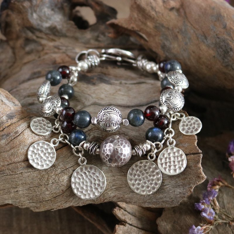 Handmade Black Labradorite Garnet Ethnic Elephant Bracelet with Karen Silver - สร้อยข้อมือ - เงินแท้ สีดำ