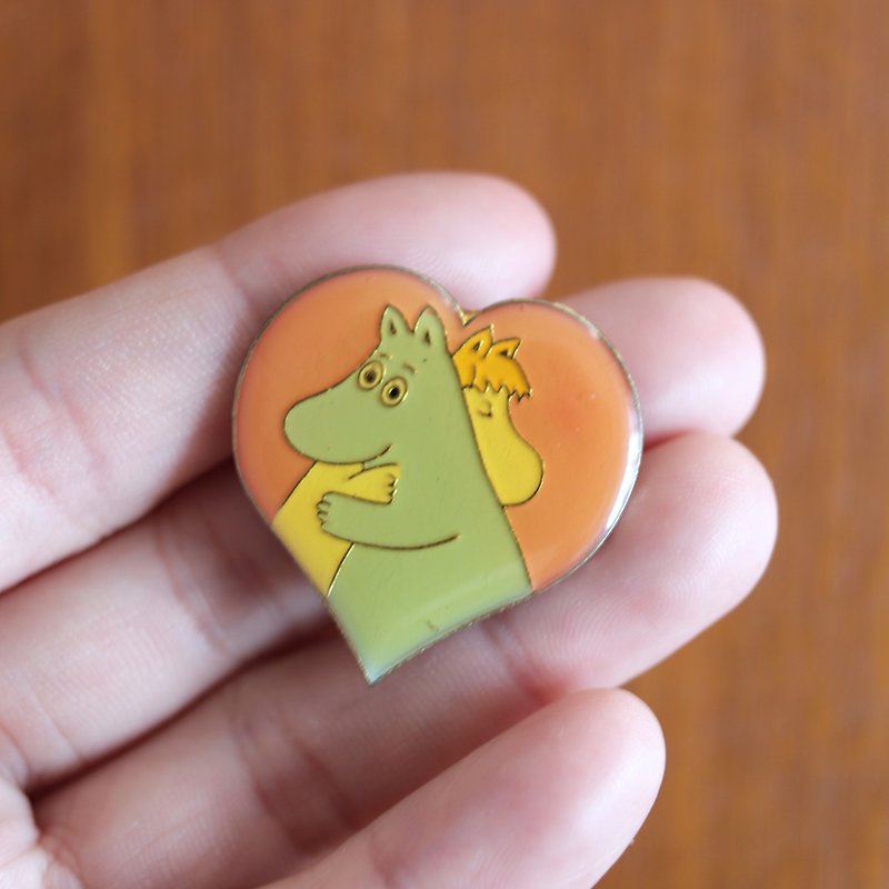Finnish Embracing Moomin Vintage Heart Pin