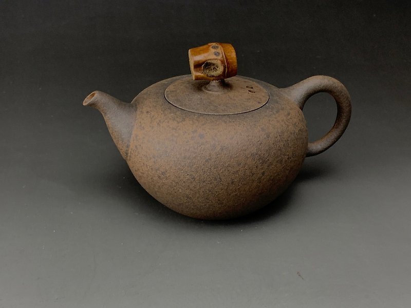 Taiwan [Rock Mine] Ink Clay Bamboo Round Pot - Teapots & Teacups - Pottery Brown