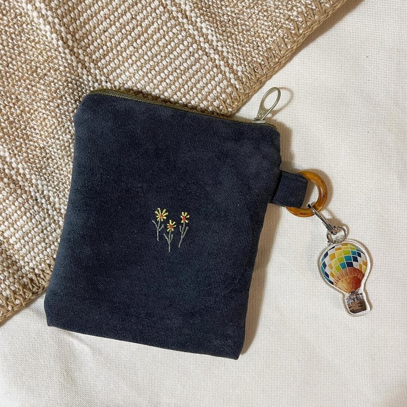 Yellow flower丨Embroidered coin purse丨Dark gray velvet - กระเป๋าแมสเซนเจอร์ - ผ้าฝ้าย/ผ้าลินิน สีเทา