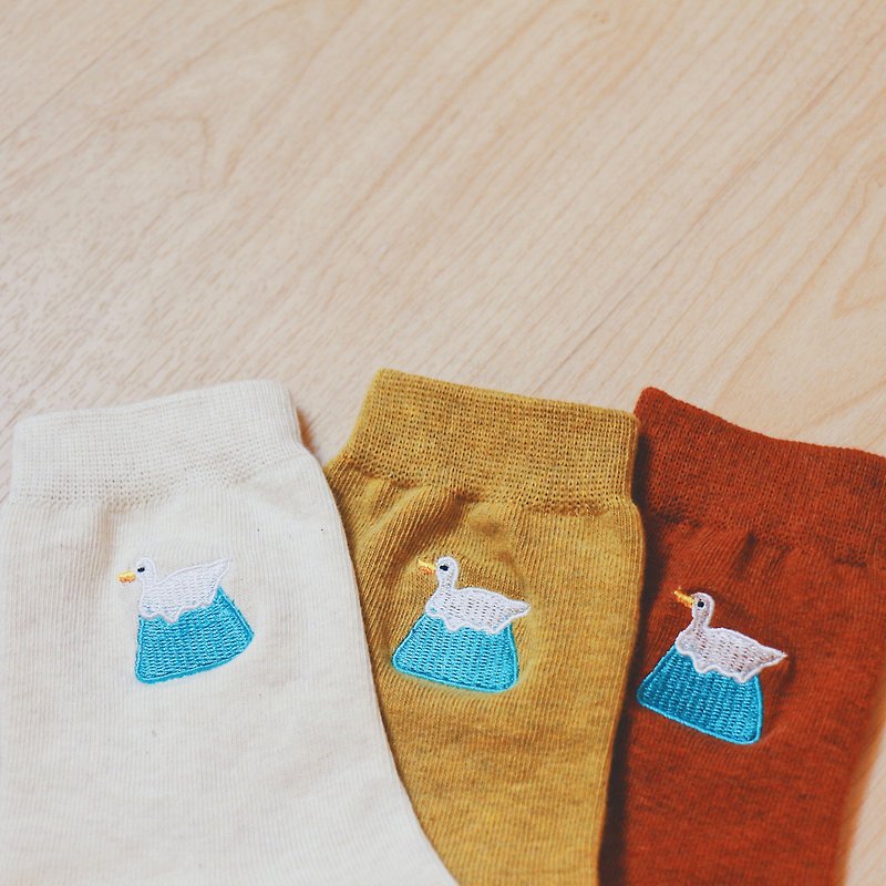 自家設計 富士山小鴨子刺繡襪子 (三色)  | 815a.m - 襪子 - 棉．麻 