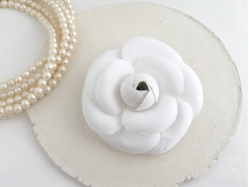 Corsage: Fluffy Camellia White - เข็มกลัด - เส้นใยสังเคราะห์ สึชมพู