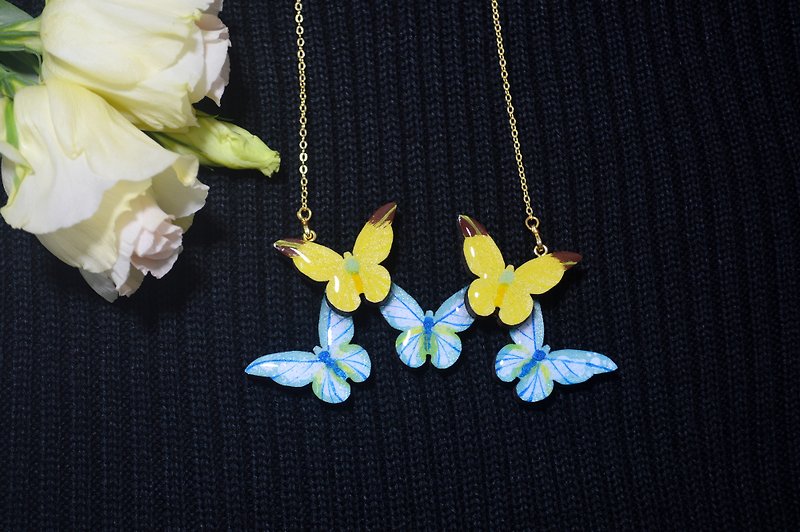 蝶がブルー女神にキスする明るいレモンイエローの蝶蝶の色が手描きの木製ネックレスを混ぜる - ネックレス - 木製 多色