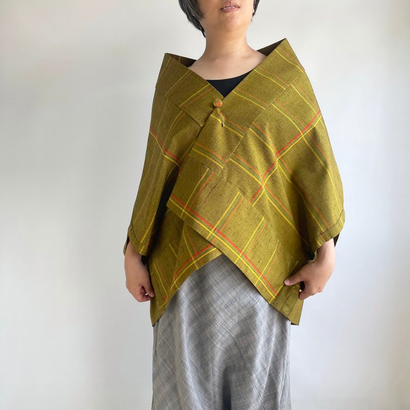 【1点もの】さんかく羽織 ブローチ付き -シルクウール着物地　黄土色に赤、橙、黄のライン - 女上衣/長袖上衣 - 羊毛 金色