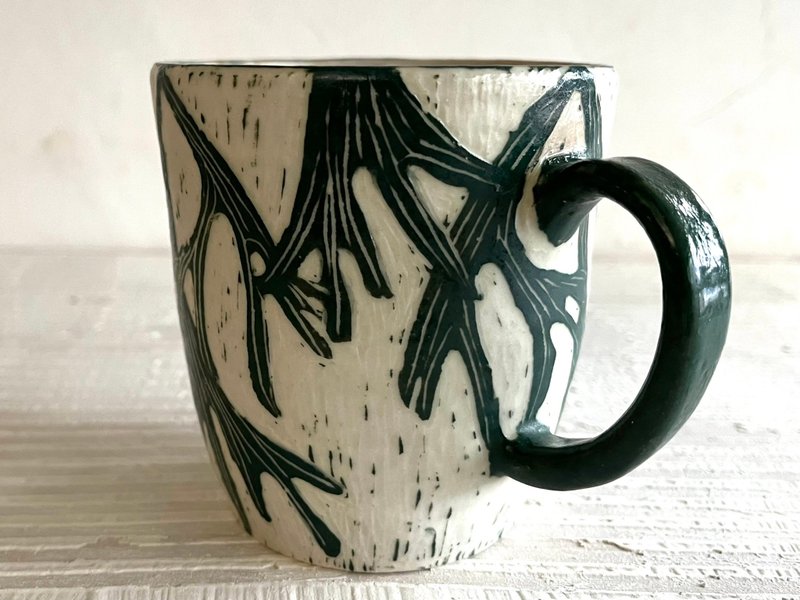 Yang Engraved Series-Staghorn Fern Engraved Coffee Mug_Pottery Mug - แก้วมัค/แก้วกาแฟ - เครื่องลายคราม ขาว