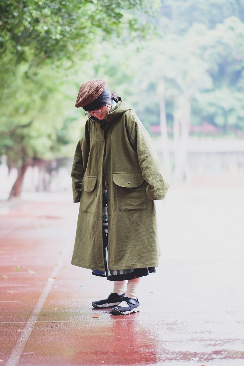 芥綠斗篷式寬版長袖連帽長版外套 - 女裝 上衣 - 棉．麻 綠色