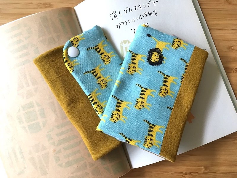 Bugoo Mom's Back Bag Saliva Towel Lion & Cat - ผ้ากันเปื้อน - ผ้าฝ้าย/ผ้าลินิน สีนำ้ตาล