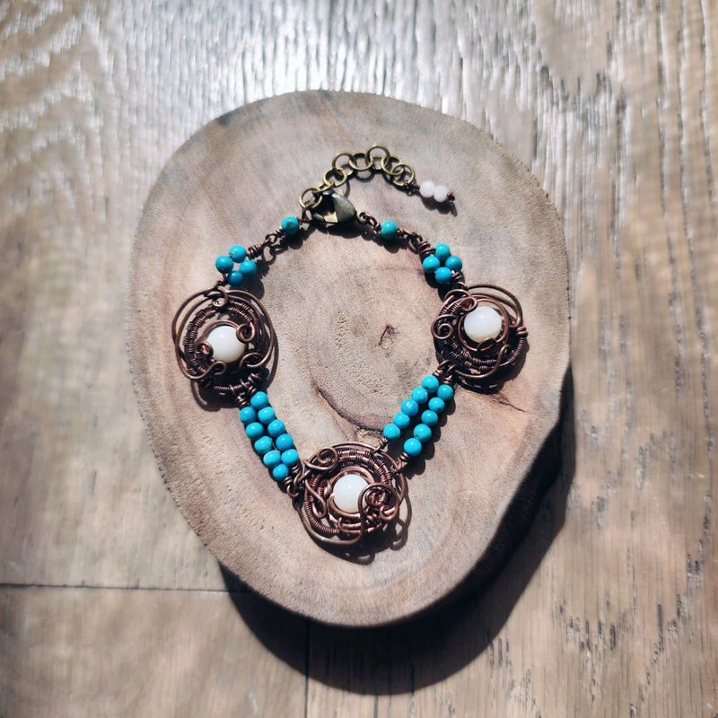 [Handmade by Qu Shuichen] Tridacna and turquoise metal wire braided bracelet - Bracelets - Gemstone Blue