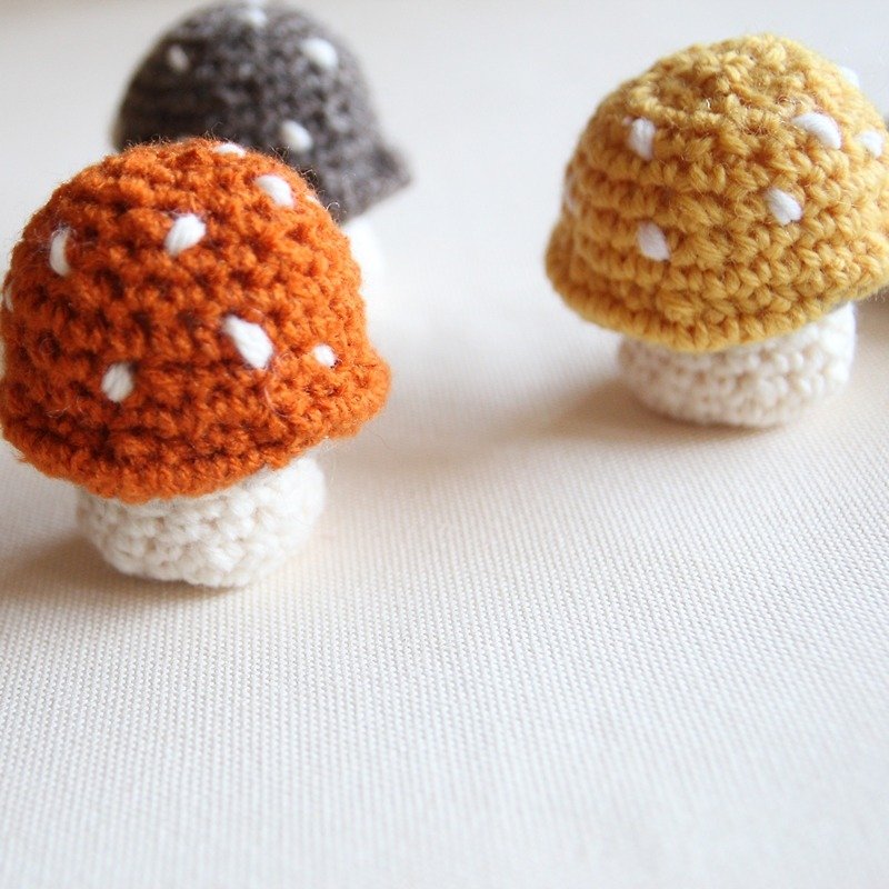 Amigurumi crochet doll: Mushroom mushroom, Yellow, Orange, Gray - ที่ห้อยกุญแจ - เส้นใยสังเคราะห์ สีส้ม