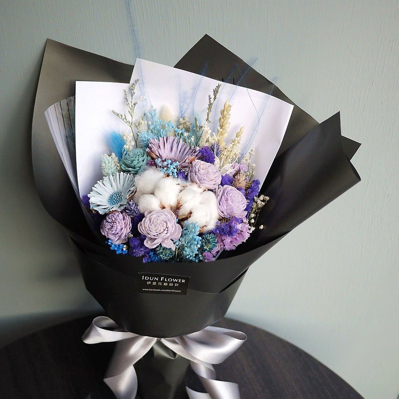 Late Summer Forest-Blue Purple Hand Holding Dry Bouquet Valentine's Day Mother's Day Graduation - ช่อดอกไม้แห้ง - พืช/ดอกไม้ สีดำ