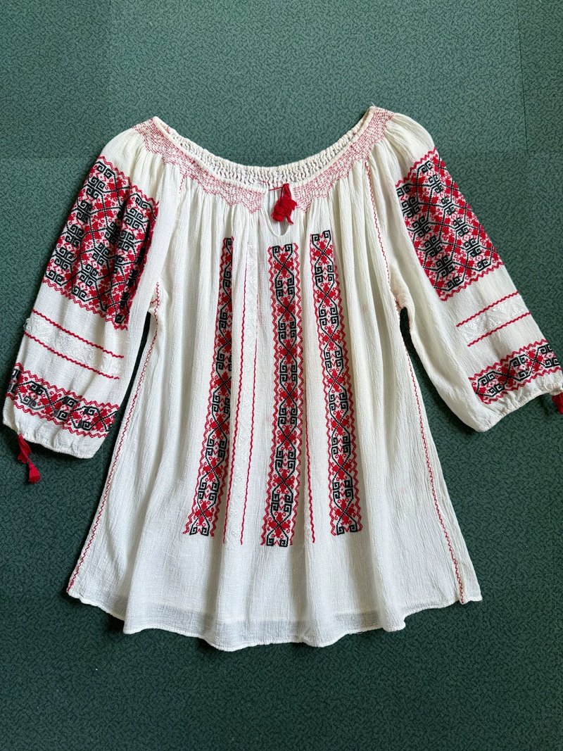 羅馬利亞手工刺繡超可愛短袖款 領部的打攬手縫 細細軟軟的 - 洋裝/連身裙 - 棉．麻 