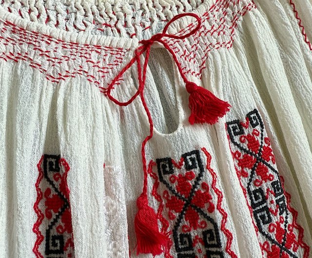 ルーマニアの手刺繍が施された、愛らしい半袖ブラウス。首元の