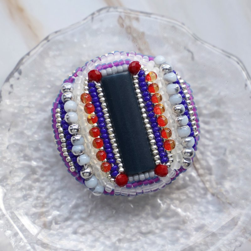 おしゃべりなブローチ No.1, ビーズ刺繍の大ぶりデザイン, ネイビー・ホワイト・オレンジ, 個性的な一点物, 胸元に物語を - 胸針 - 玻璃 藍色
