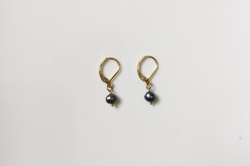 Small black pearl sugar pearl brass earrings - ต่างหู - โลหะ สีดำ