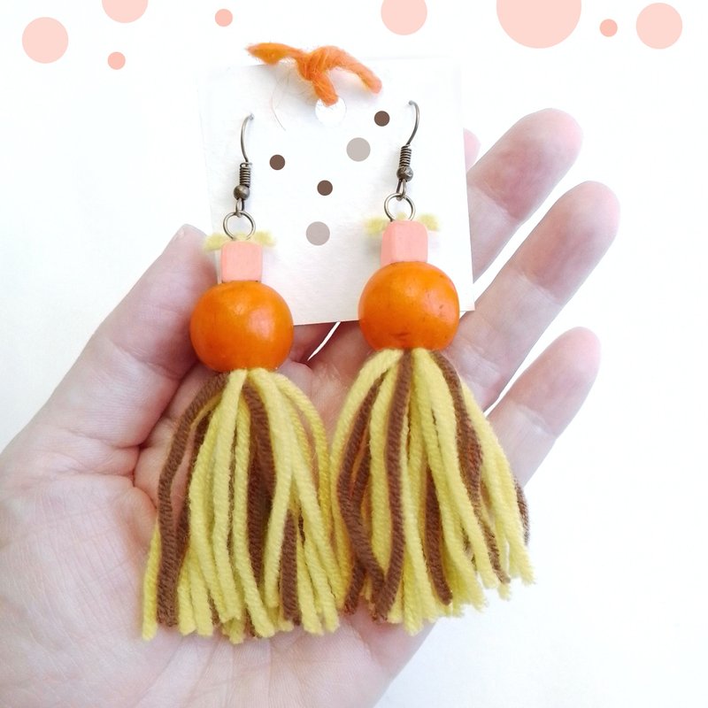 Adorable sweet colorful tassel earrings with wooden beads. - 耳環/耳夾/耳骨夾 - 其他材質 