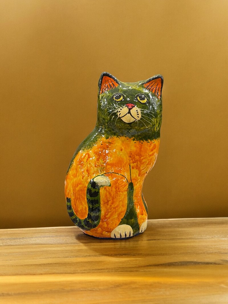 Handmade lacquered paper ware painted cat ornaments from Kashmir, India - Tonkini Cat - ของวางตกแต่ง - ไม้ สีเขียว