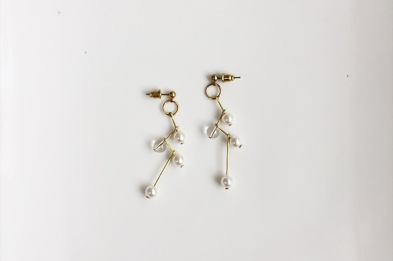 北斗七星 珍珠黃銅造型耳環 - 耳環/耳夾 - 其他金屬 金色