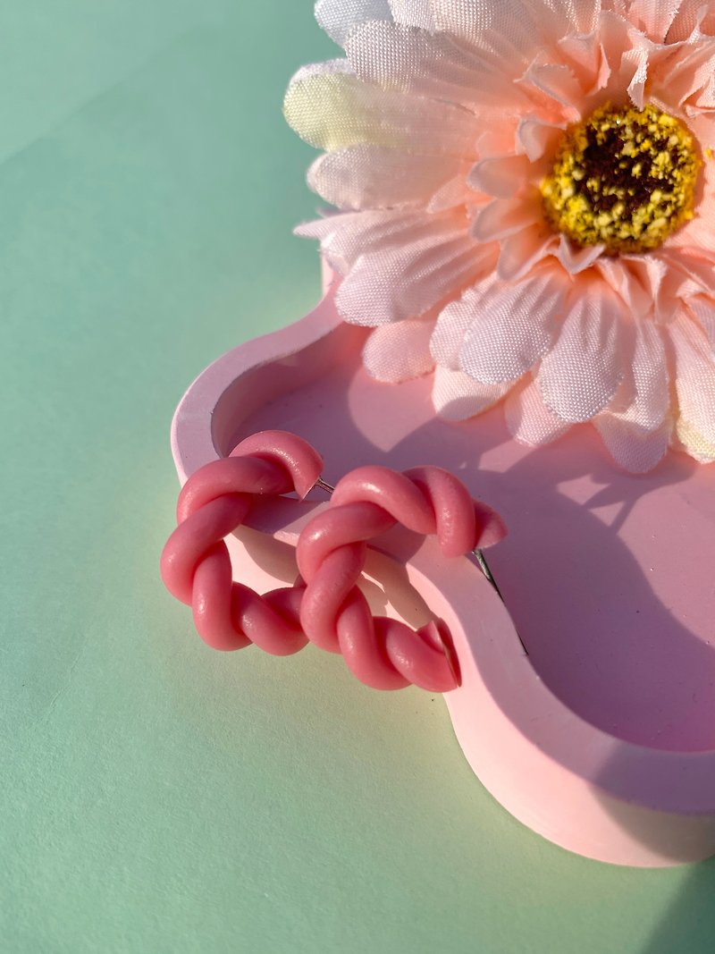 Glazed Twist Baby Pink Size S : Polymer clay handmade hoop earrings - 耳環/耳夾 - 其他材質 粉紅色