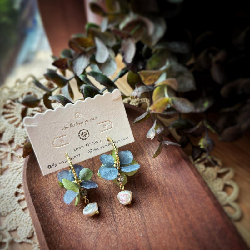 Blue and green small pearl handmade earrings - ต่างหู - พืช/ดอกไม้ สีน้ำเงิน