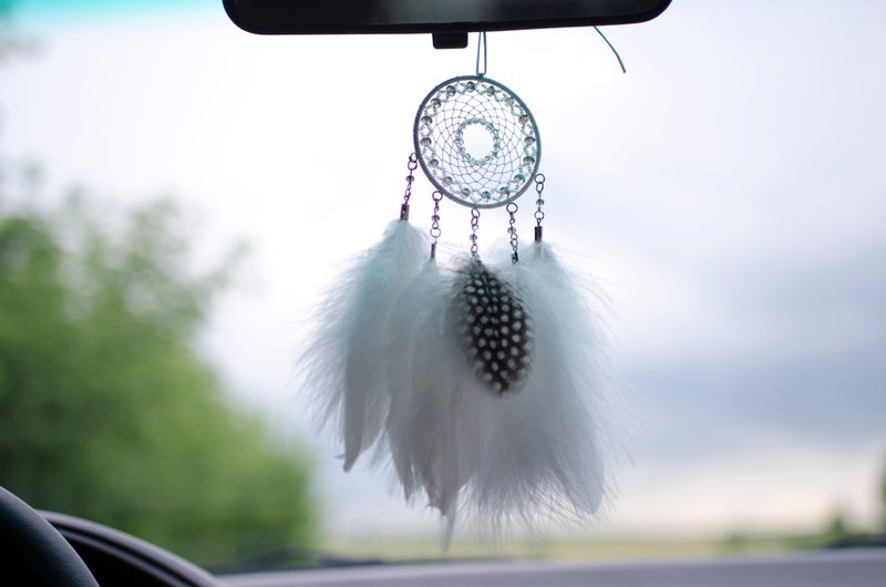 Small white dream catcher car rear view mirror hanger ตาข่ายดักฝันสีขาว - 壁貼/牆壁裝飾 - 繡線 白色