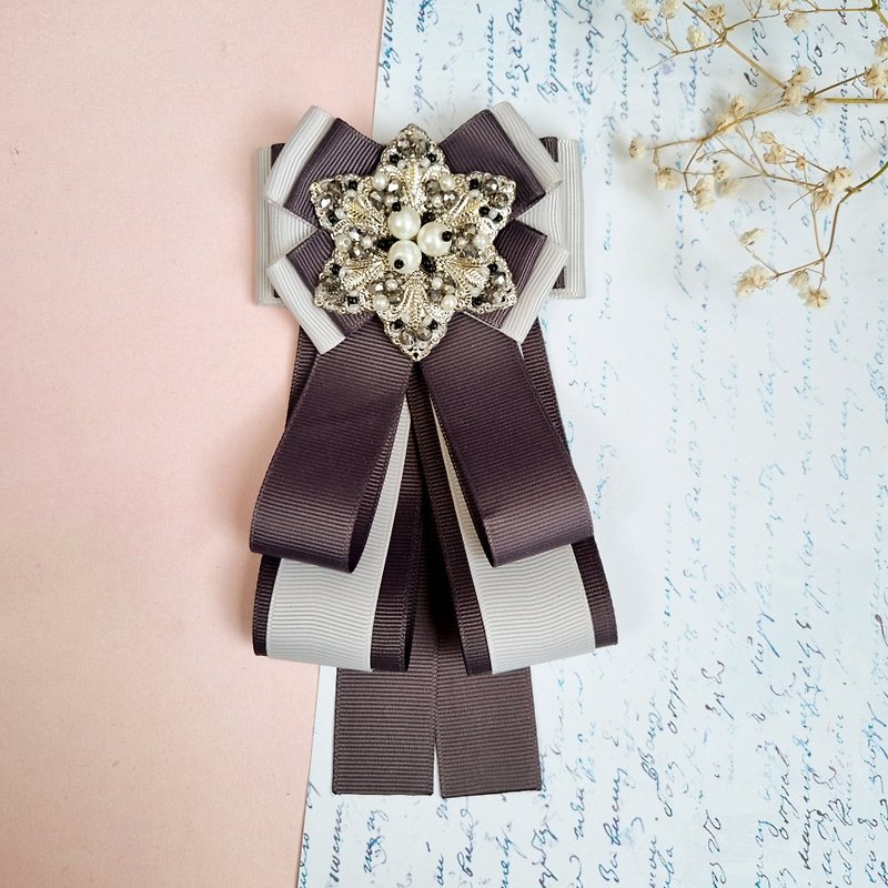Gray bow brooch Bow tie brooch with beads Ribbon brooch Retro style brooch tie - เข็มกลัด - วัสดุอื่นๆ สีเทา