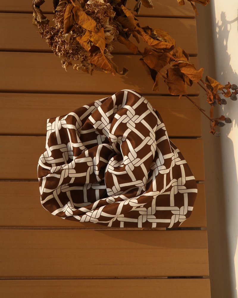 (VINTAGE DESIGN) Brown knot patterned large scrunchies