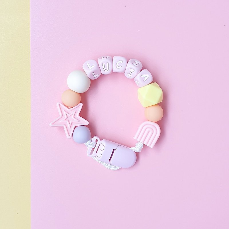 客製化 LUCIA 粉色 奶嘴鍊夾 / 客製化奶嘴鏈可套香草奶嘴 - 寶寶/兒童玩具/玩偶 - 其他材質 白色