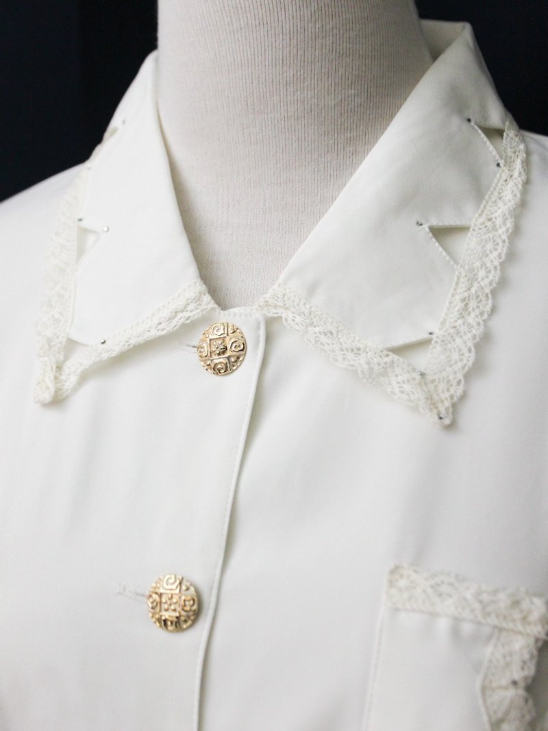【RE0916T239】 early autumn Japanese palace retro wind lace hollow gold buckle white ancient shirt - เสื้อเชิ้ตผู้หญิง - เส้นใยสังเคราะห์ ขาว