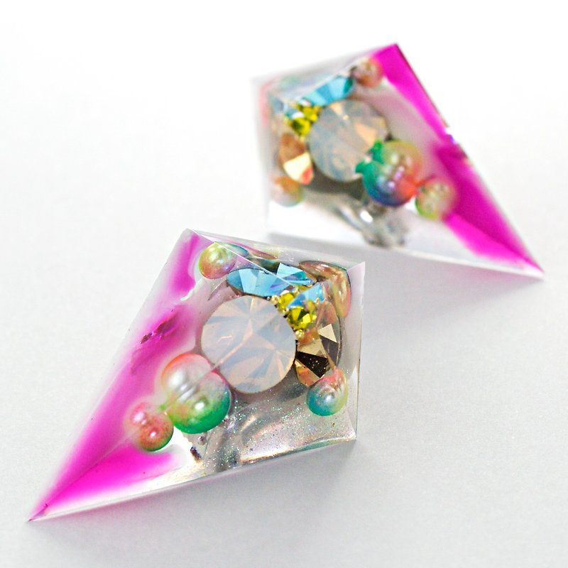 Sharp pyramid earrings (cute flamingos) - ต่างหู - วัสดุอื่นๆ สึชมพู