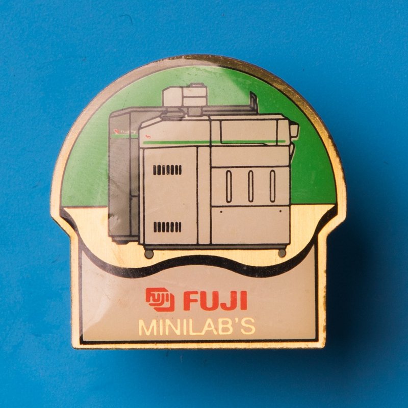 桑惠商號 FUJIFILM富士 MINILAB'S 沖相紙機古董徽章 胸針 - 胸針 - 其他材質 多色