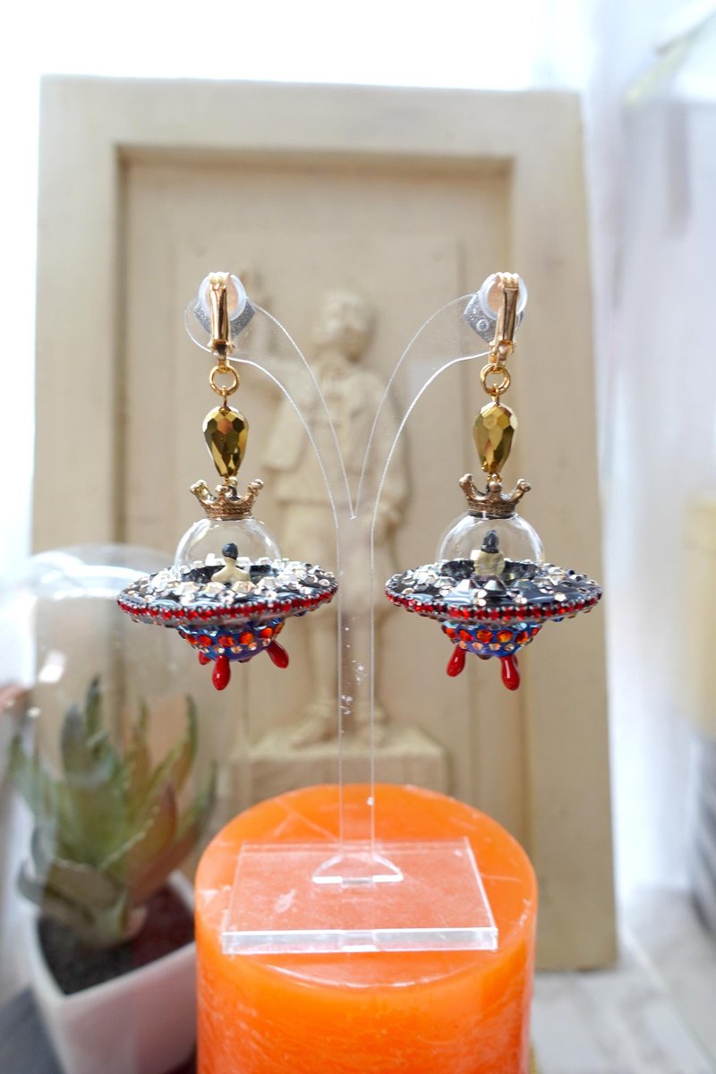 *TIMBEE LO three-dimensional UFO Swarovski crystal spaceship embellished with amphiboles and rhinestones Symphony crystal clip earrings - ต่างหู - วัสดุอื่นๆ สีดำ