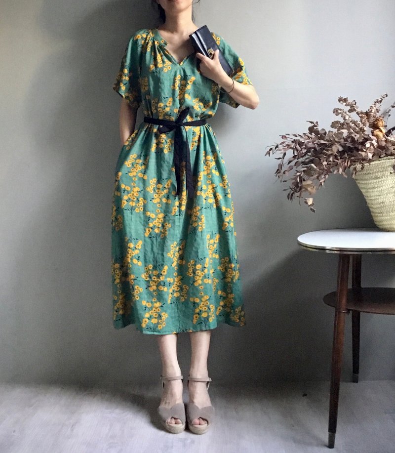 Pocahontas/green bottom small yellow flower small stand collar open placket short sleeve pure cotton printed dress 100% cotton/with straps - ชุดเดรส - ผ้าฝ้าย/ผ้าลินิน 