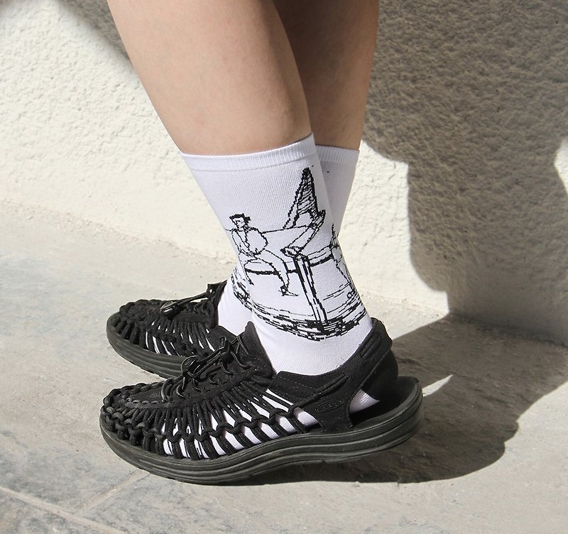Daydreamer 布魯塞爾的路人 黑白中筒襪 休閒襪 - 襪子 - 棉．麻 白色