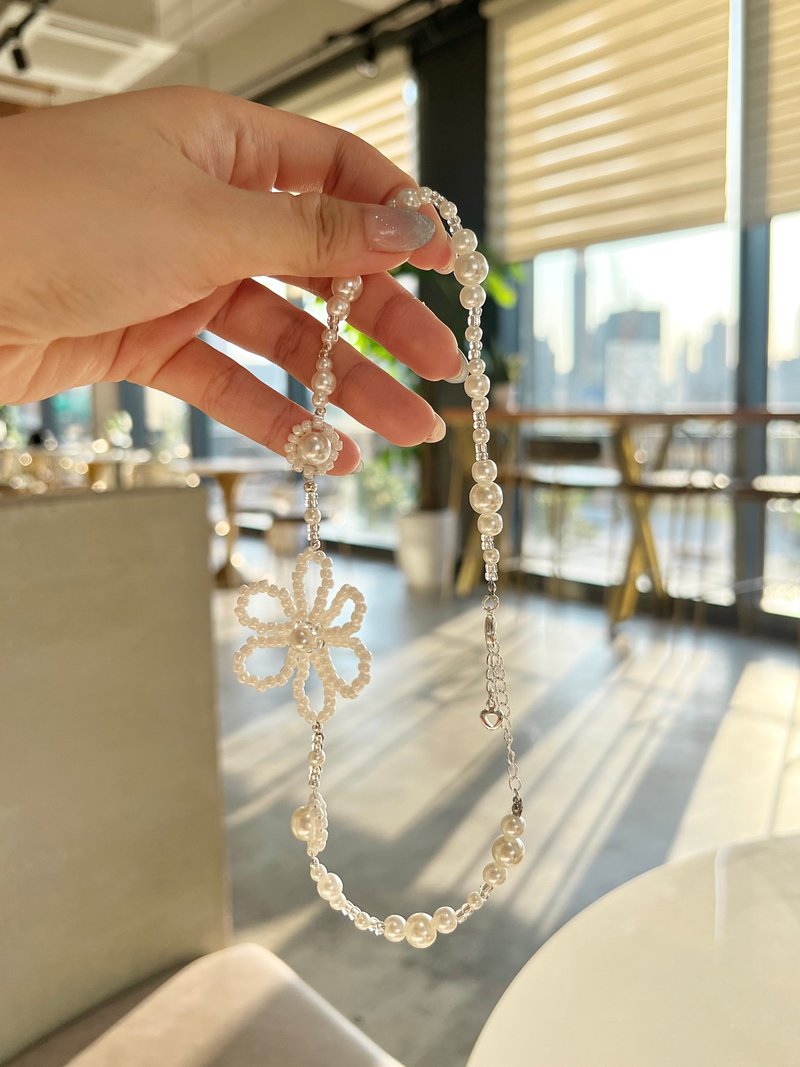 Daisy in Pearl Necklace丨珍珠花花手工串珠頸鏈 - 項鍊 - 珍珠 