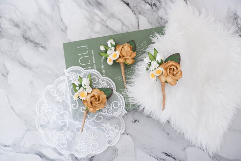 Honey gold flower boutonniere, buttonhole, wedding corsage (1 pc) - 胸花/手腕花 - 紙 金色