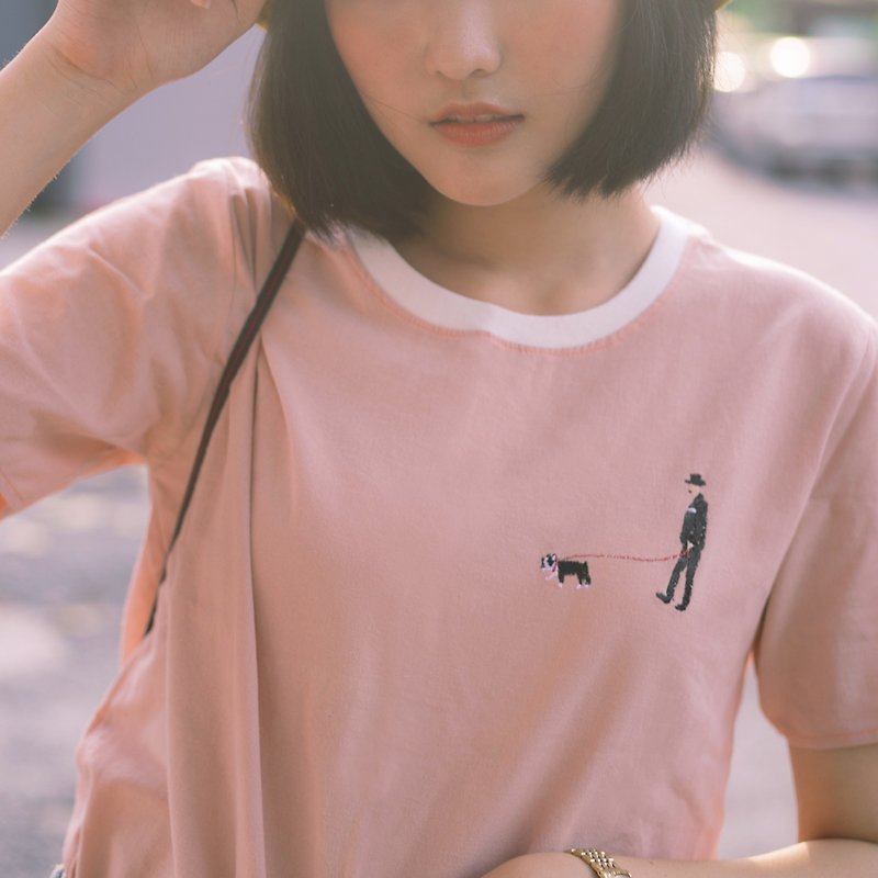 French Bulldog with a man-Embroidery / Vintage Pink  // Short sleeve Top【雙 11 限定 - Women's Tops - Cotton & Hemp Pink